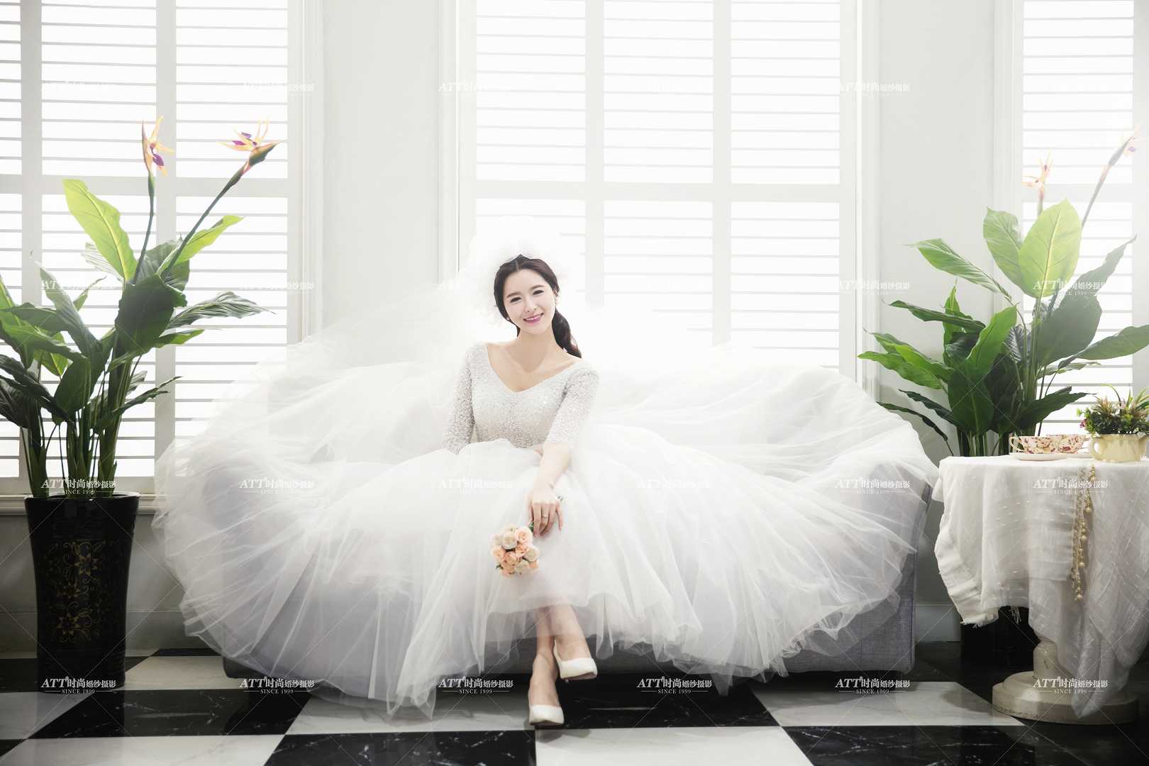 新娘挑选合适的礼服能让自己更美，那么新人该如何挑选婚纱礼服呢？