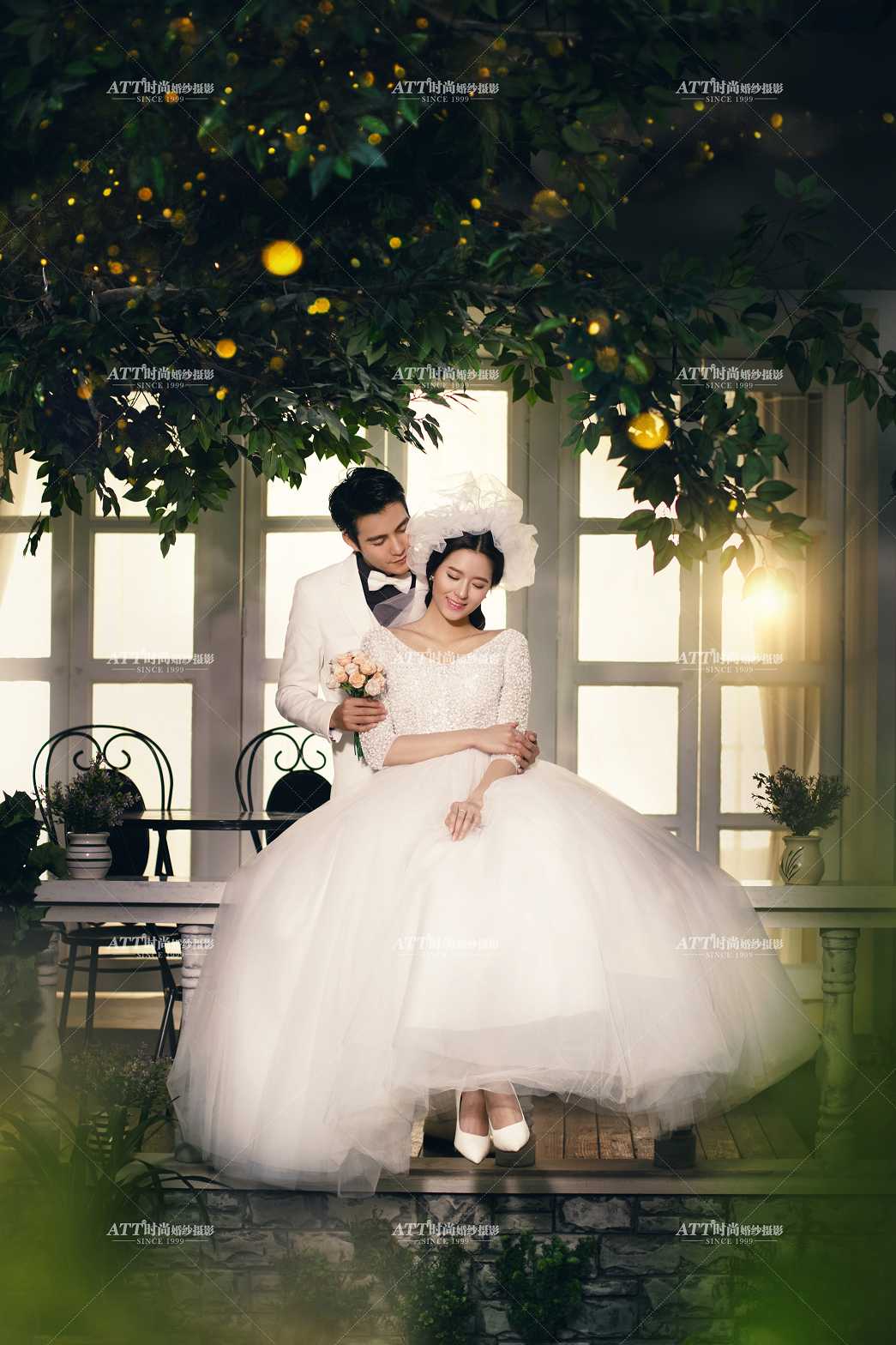 拍婚纱照时新人们会摆各种姿势，拍婚纱照时，手应该放哪里呢?