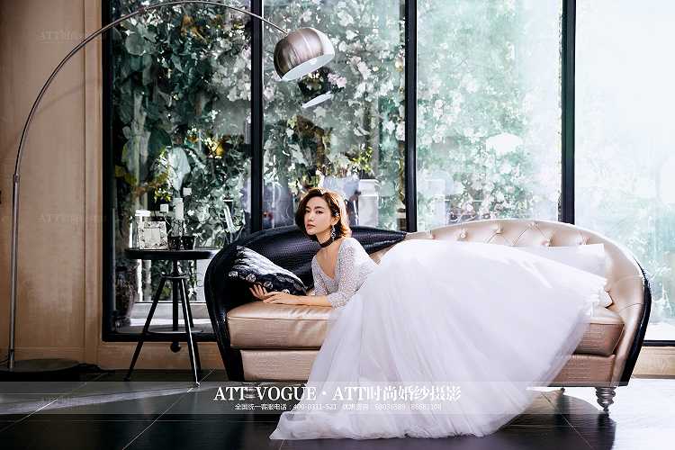 各位新人知道拍婚纱照时如何挑选适合的婚纱吗